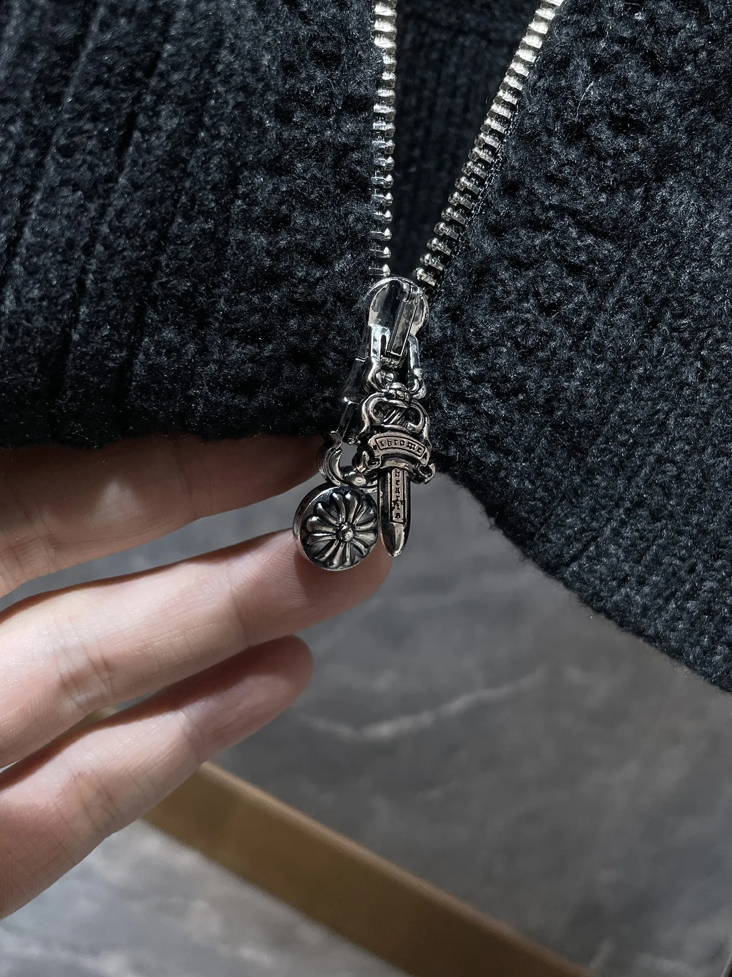 P296 Chrome Hearts Autumn and Winter Sweater Series The same style zipper sweater as the official website. Cross-pattern leather on both arms. Selected high-quality wool and 100% cotton knitted fabric. Not an ordinary version on the market! ! Recommended color: black Size: S, M, L, XL